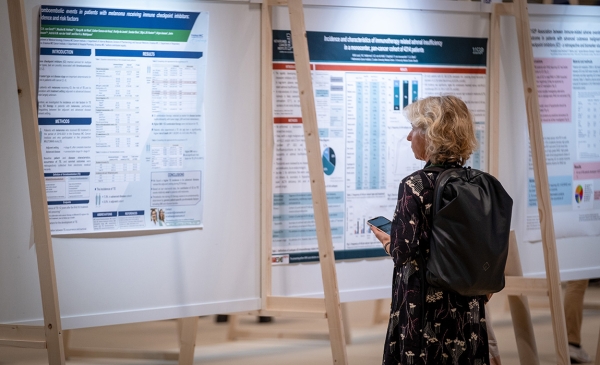Posters físicos e digitais ganham destaque no ESMO 2025